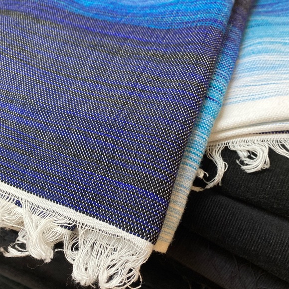 Beautiful handwoven throw blanket gradient blue to white - Picture 2 of 5